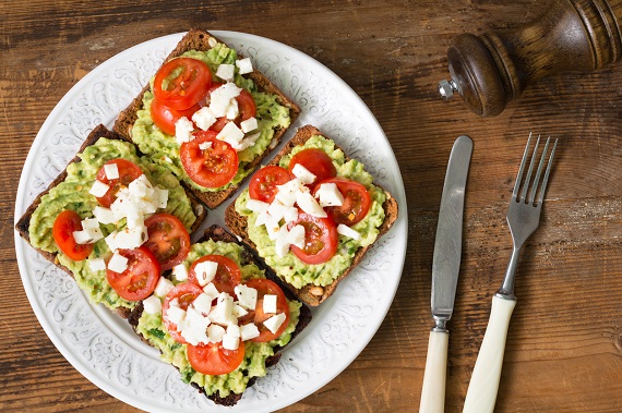 Sandvisuri cu avocado, cu rosii si cu branza