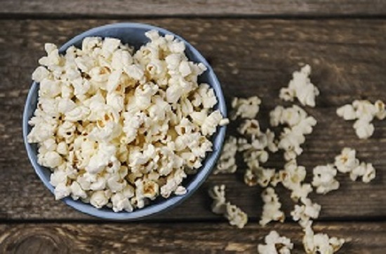 Popcornul, un aliment interzis copiilor pana la 2 ani