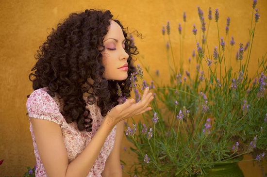 Femeie mirosind lavanda