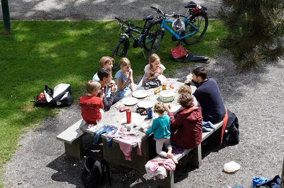 Familie cu copii la picnic