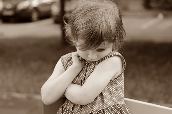 O copilarie nefericita poate influenta negativ viata de adult