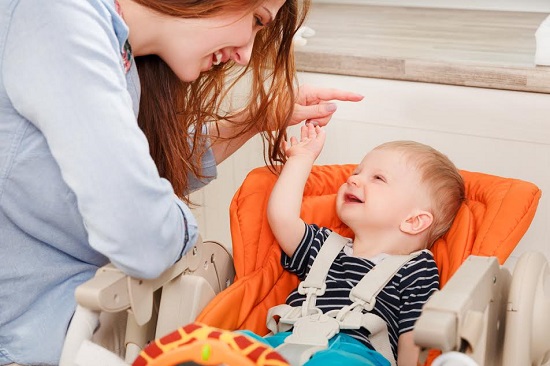 Mama sta de vorba cu bebelusul ei