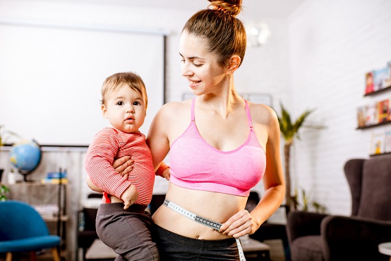 Mama ce vrea sa faca gimnastica in brate cu bebelusul ei