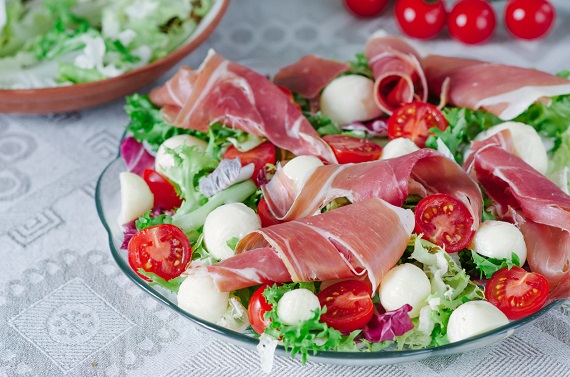 Salata cu mozzarella, rosii, prosciutto