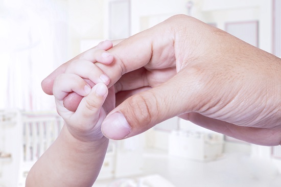 Mister al bebelusilor- De ce ne apuca atat de puternic de deget?
