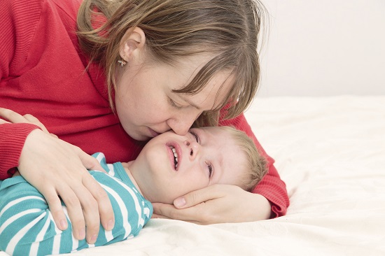 Cum copilul spune „te iubesc, mama!” intr-un mod mai neobisnuit: are tot felul de toane