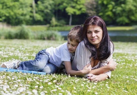 Un alt fel de ”te iubesc, mama!”: copilul isi alina mama