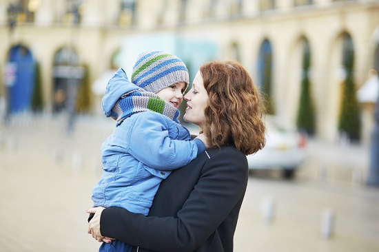 Copilul simte nevoia sa fie alintat de mama