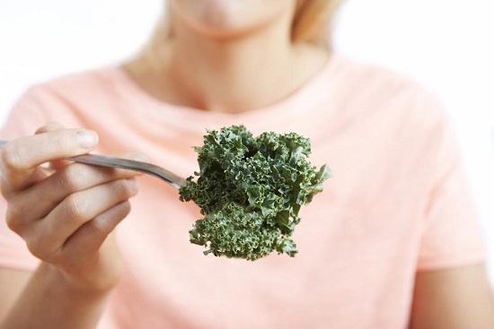 Femeie ce vrea sa manance salata Kale