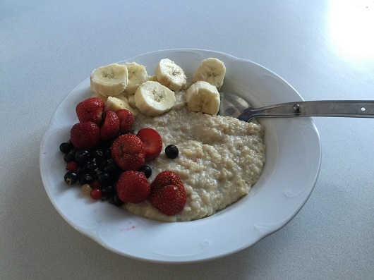 Terci de ovaz cu banane si fructe de padure