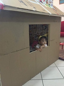 Cum A Făcut Un Bunic O Căsuță De Joacă Dintr O Cutie De Carton