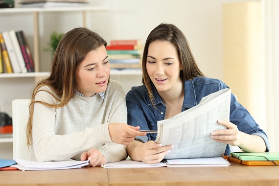 Adolescente ce se uita intr-o publicatie