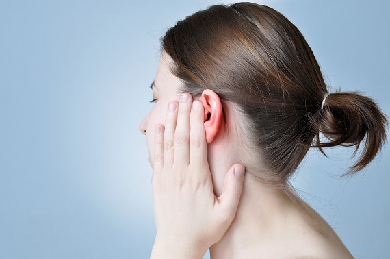 Femeie ce isi atinge urechile inrosite