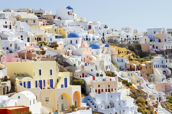 Oia, un orasel de basm din Santorini, Grecia