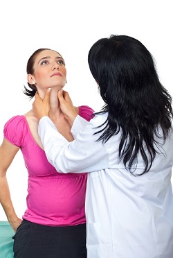 Tanara insarcinata, care efectueaza un control al glandei tiroide