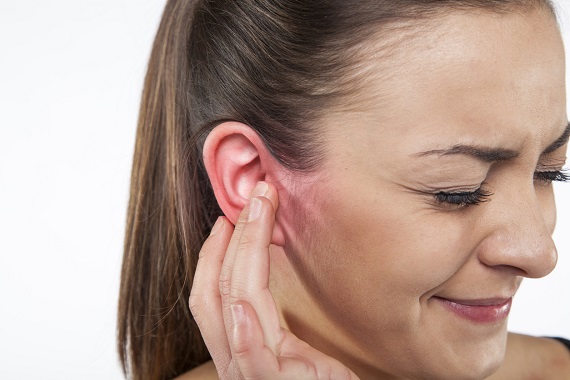 Femeie pe care o doare urechea