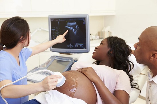 Un viitor tata ar trebui sa-si insoteasca partenera la controalele medicale din timpul sarcinii