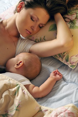 Mama ce isi alapteaza bebelusul in pat