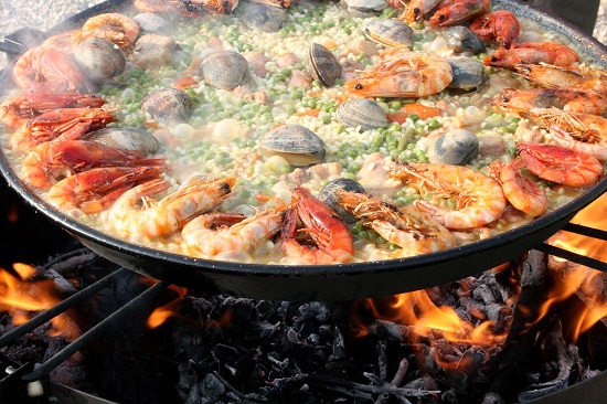 Din dieta de concediu poate face parte si Paella