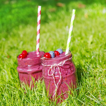 Smoothie cu fructe de padure, in borcane cu pai