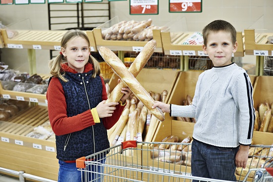 Cum te poate face de ras un copil in public, la magazin-se va bate cu paine