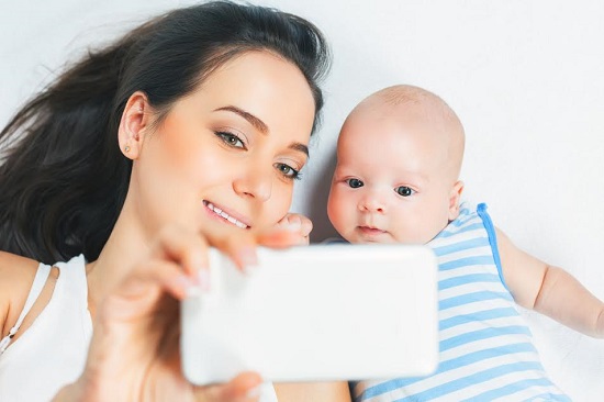 Mama ce face selfie cu bebelusul ei