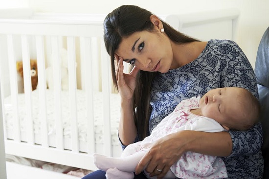 Mama obosita, cu bebelusul adormit in brate