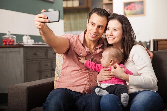 Tata ce face selfie cu mama si cu bebelusul