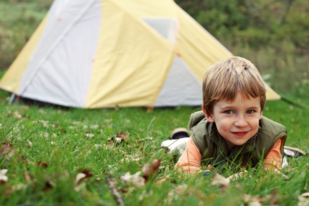 construi un cort "homemade" pentru copilul