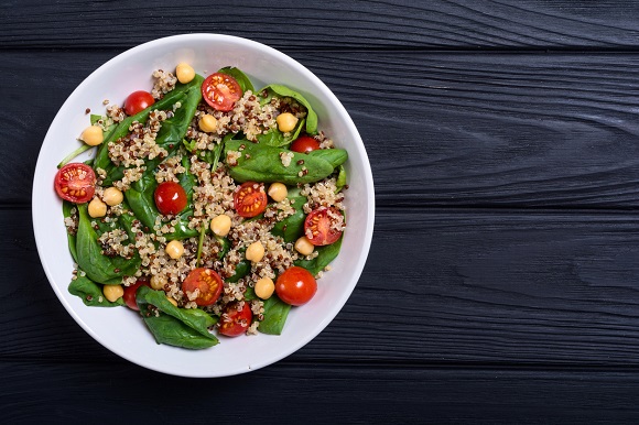 Salata cu quinoa, naut, baby spanac