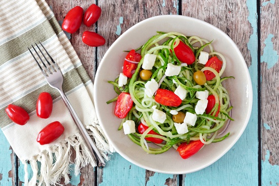 Taitei de castraveti cu legume si branza