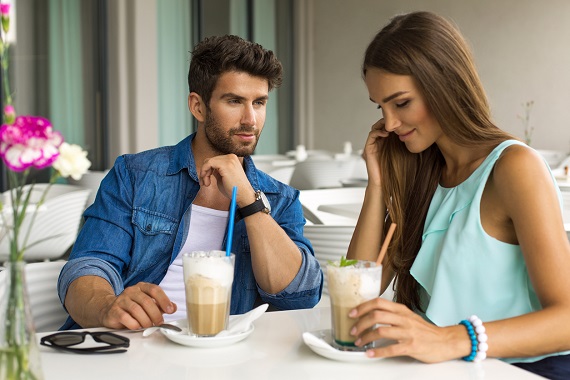 Cuplu ce a iesit sa bea un cafe frape