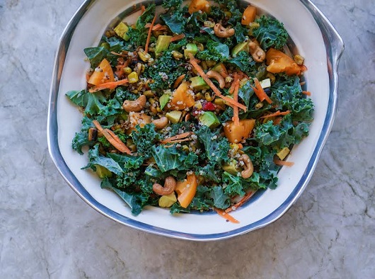 Salata de kale, avocado, quinoa