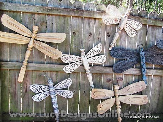 Gard decorat cu libelule din lemn