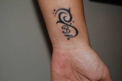 Tatuaj cu initiala B