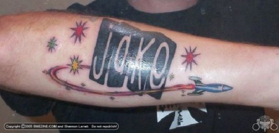 Tatuaj cu numele copilului scris printre stele