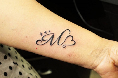 Tatuaj pentru mame cu initiala M