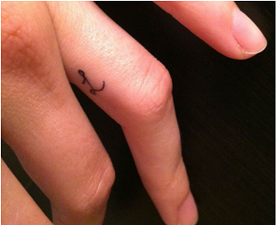 Tatuaj cu initiala pe deget