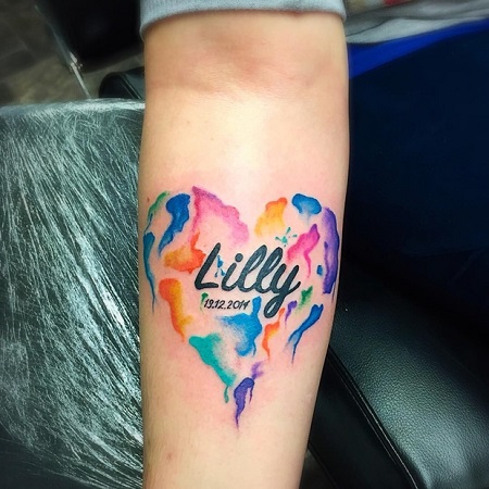 Tatuaj cu numele copilului scris intr-o inima colorata