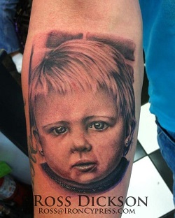 Tatuaj tatici cu portretul copilului