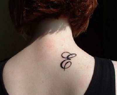 Tatuaj pentru mame cu initiala E