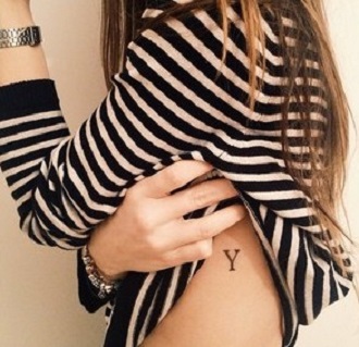 Tatuaj cu initiala Y