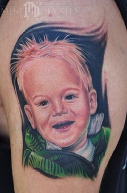 Tatuaj cu chipul copilului