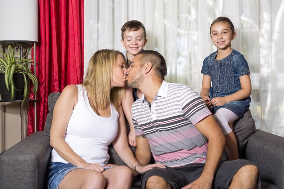 Copii ce se uita la cum se saruta parintii lor