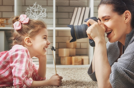 Mama ce isi fotografiaza fetita 