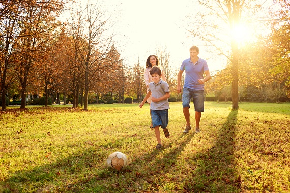 Familie implicata in activitati fizice intr-o zi de toamna