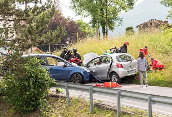 Echipaj de urgenta ce a ajuns la un accident rutier