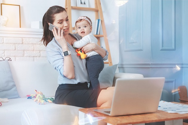 mama vorbind la telefon cu bebe in brate