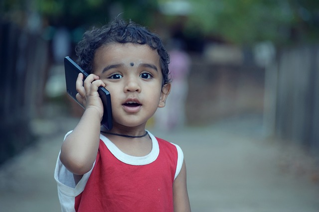 copil care vorbeste la telefon