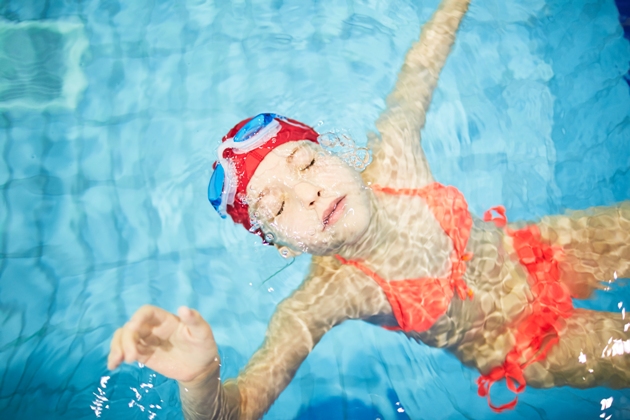 copil in piscina